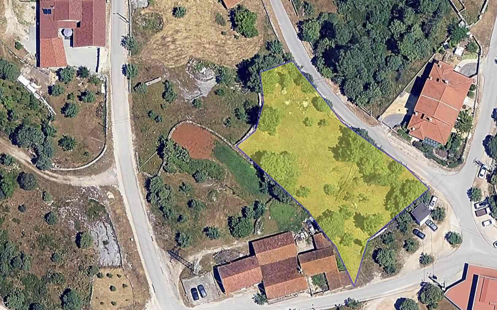 Vista aerea do terreno para construção com 1679 metros quadrados em Eira da Pedra, Fátima