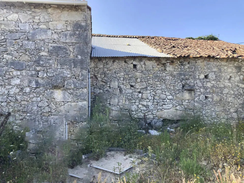 Edifício principal em pedra