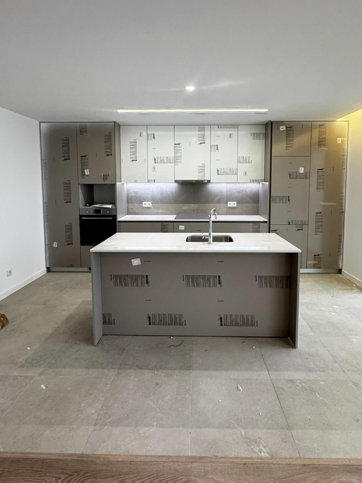 Apartamento T3 novo, ilha da cozinha em open space