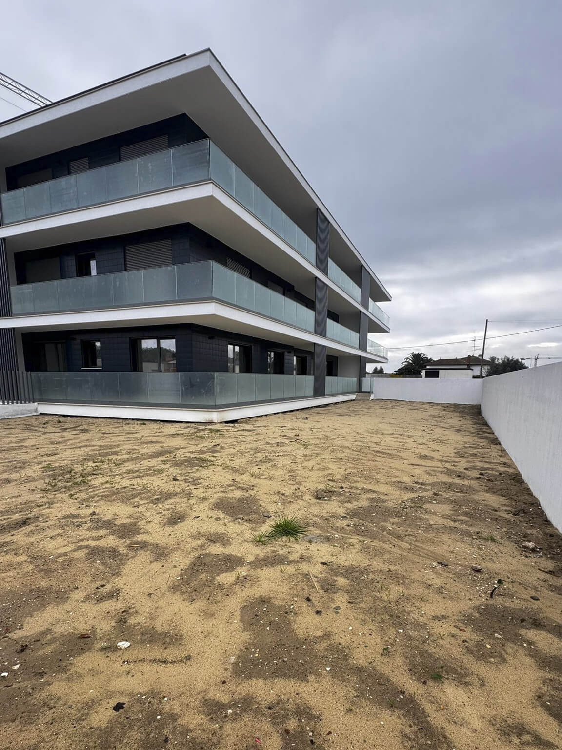 Apartamento T3 novo, jardim privativo de 300m²