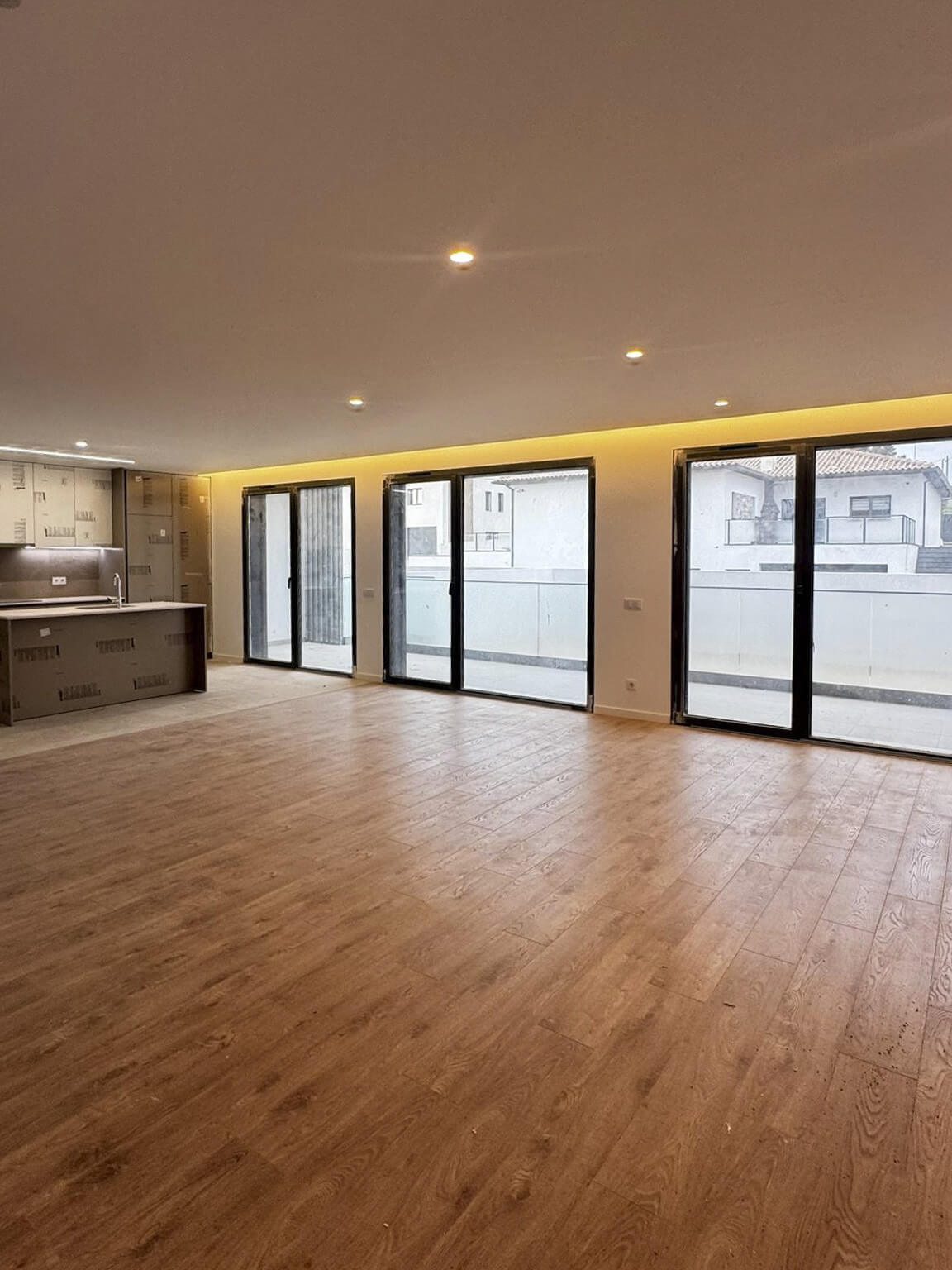 Apartamento T3 novo, sala e cozinha em open space