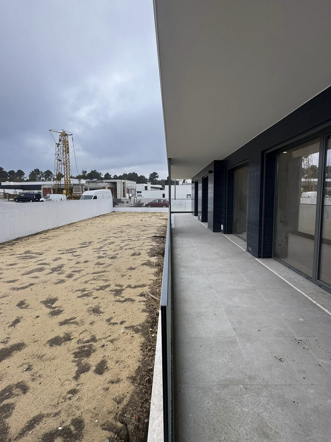 Apartamento T3 novo, varanda exterior e jardim