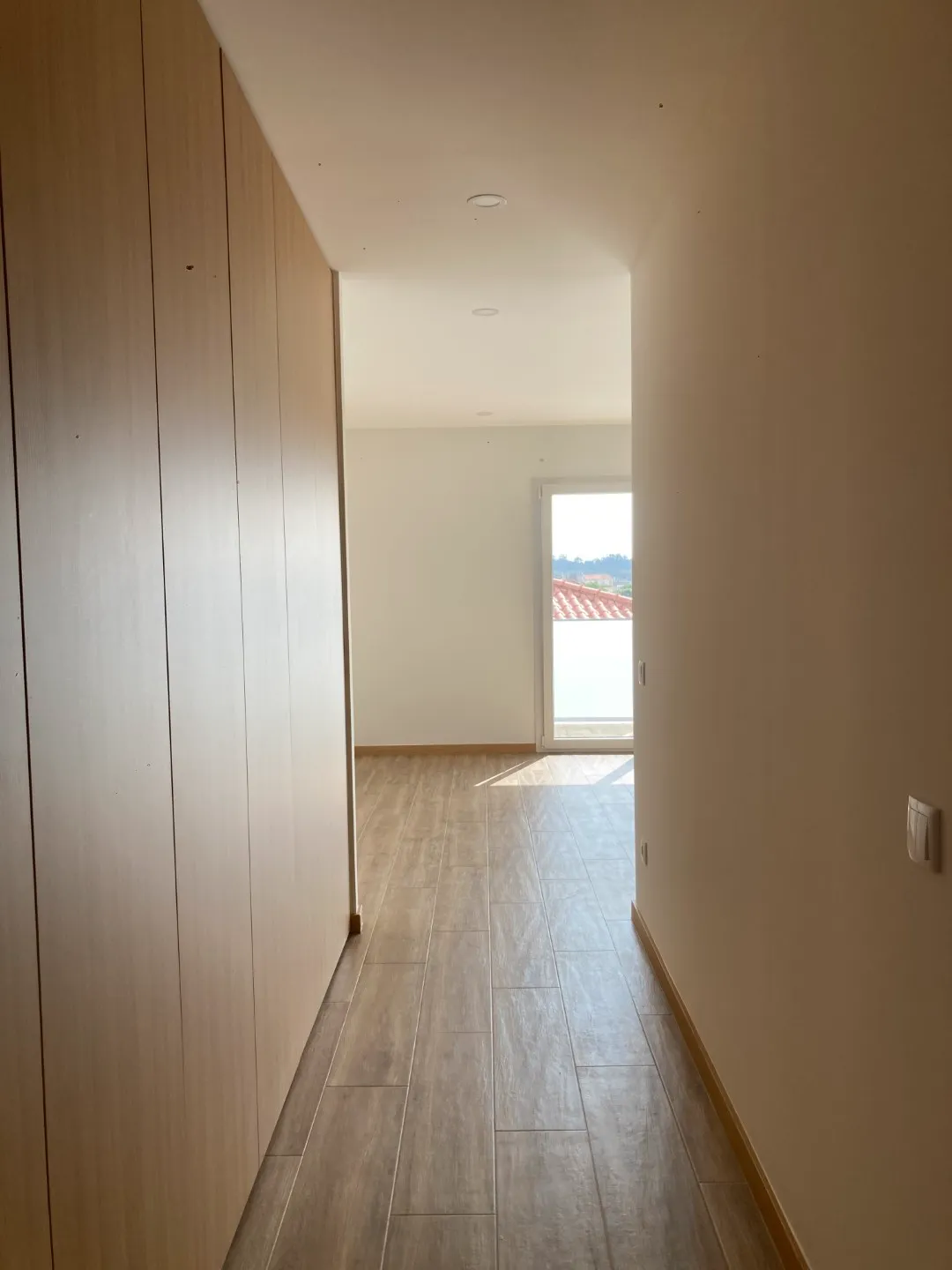 Moradia contemporânea V4 em Fátima — quarto com varanda