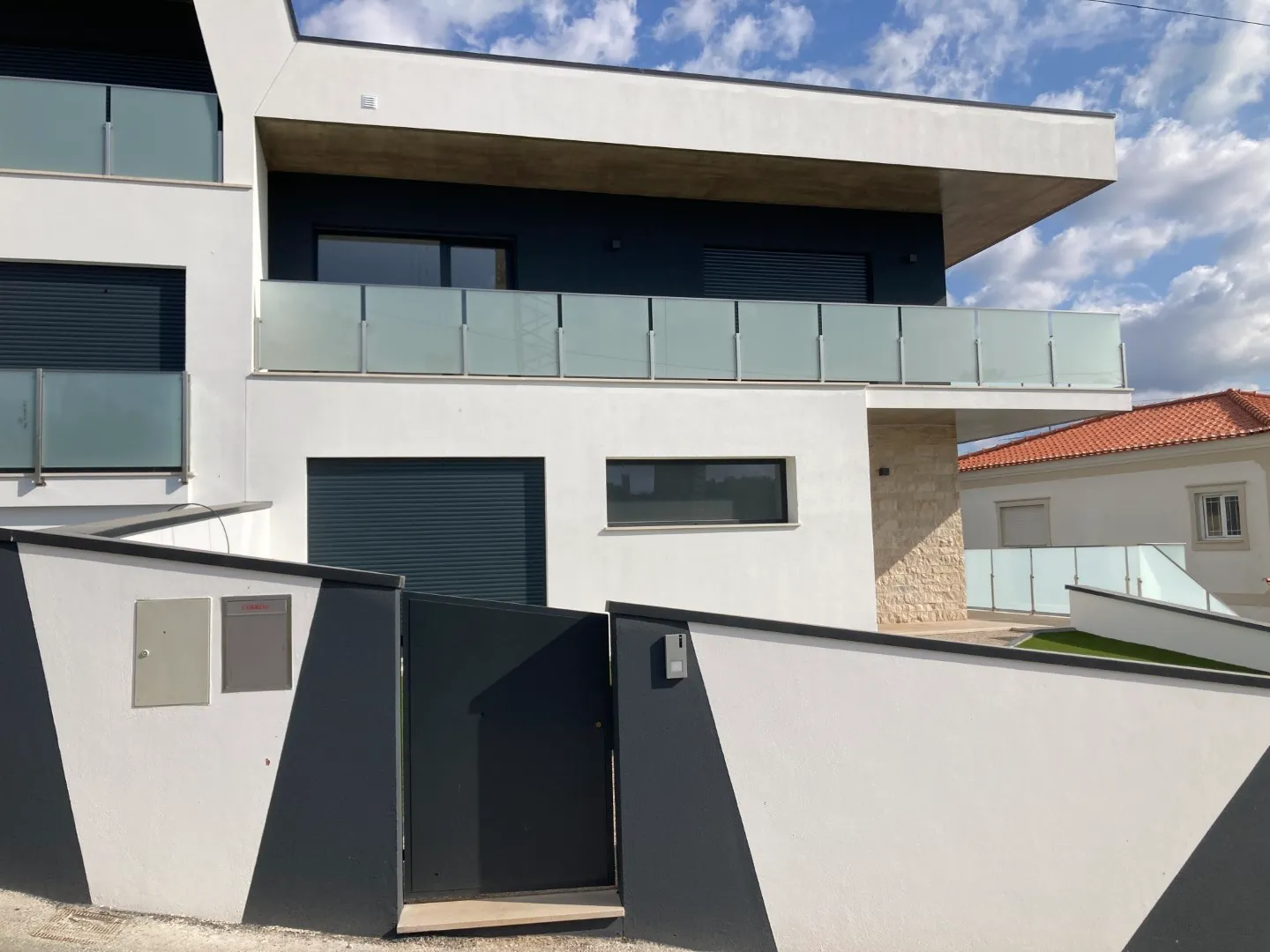 Moradia contemporânea V4 em Fátima — detalhes exteriores