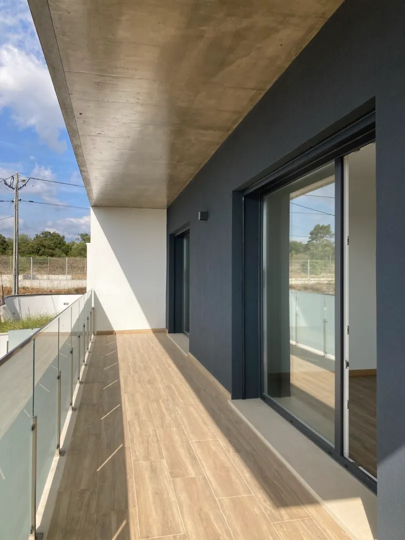 Moradia contemporânea V4 em Fátima — varanda