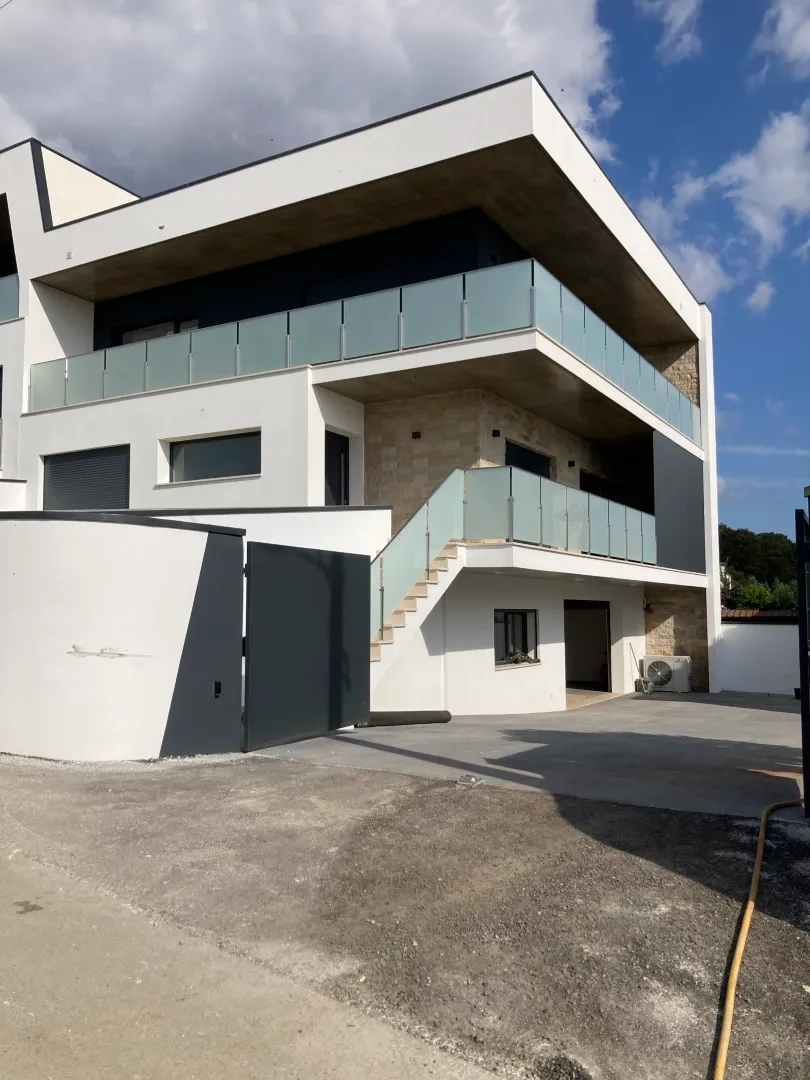 Moradia contemporânea V4 em Fátima — luz natural