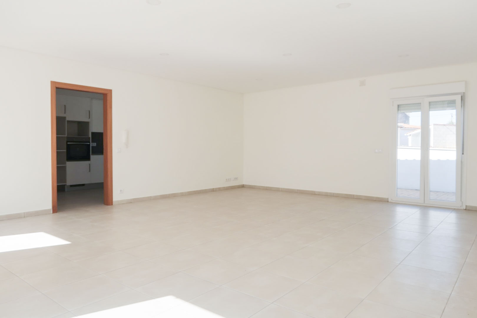 Sala principal com muita luz natural
