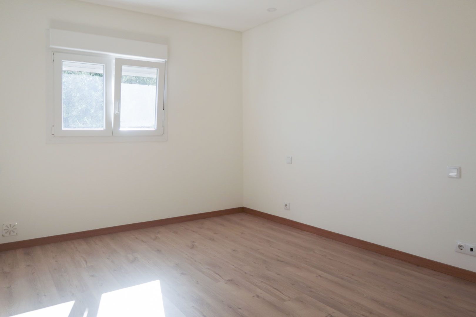 Quarto com roupeiro embutido