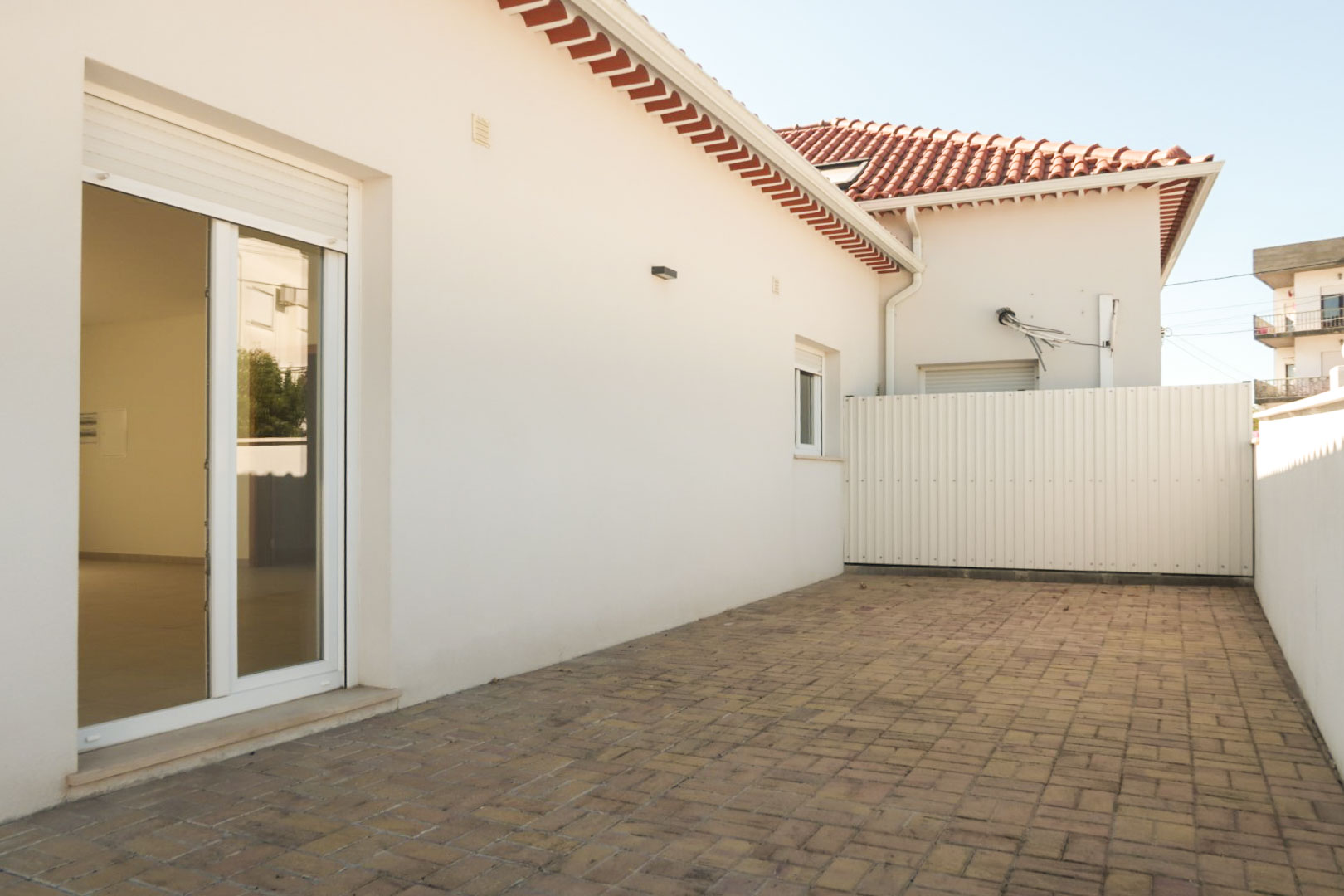 Zona exterior com jardim frontal