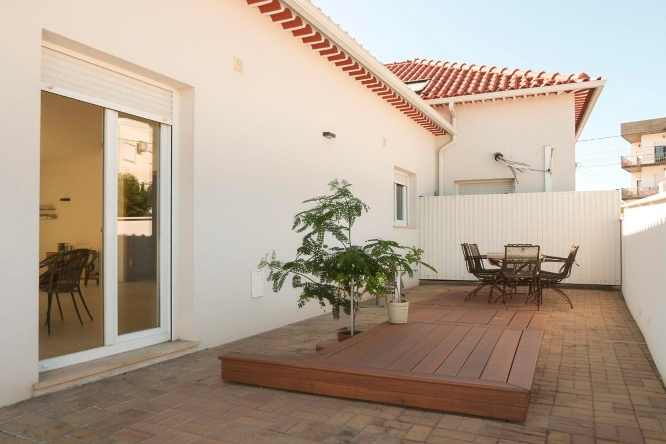 Zona exterior com sugestão de mobiliário de jardim