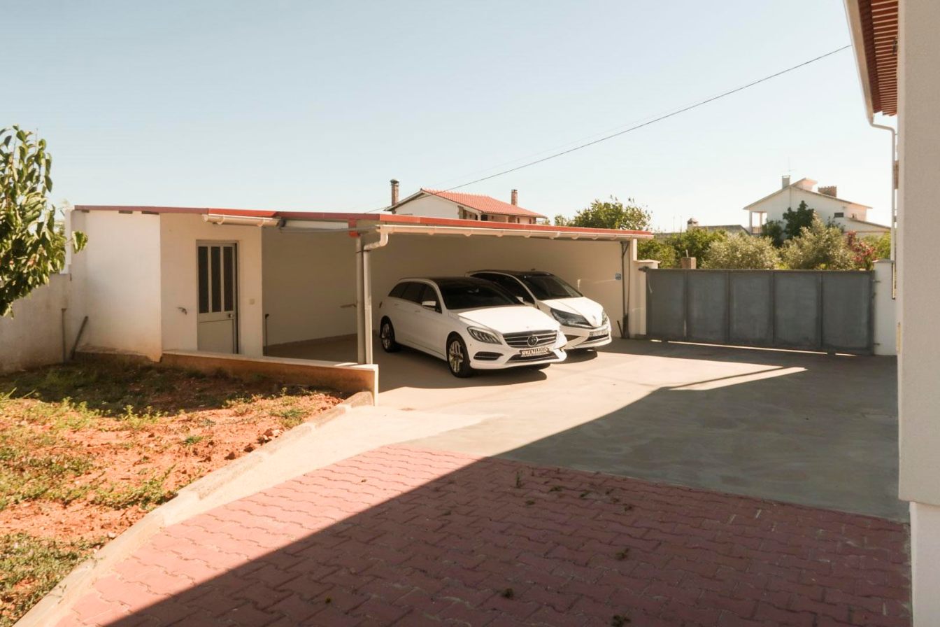 Espaço de garagem coberto com arrumação