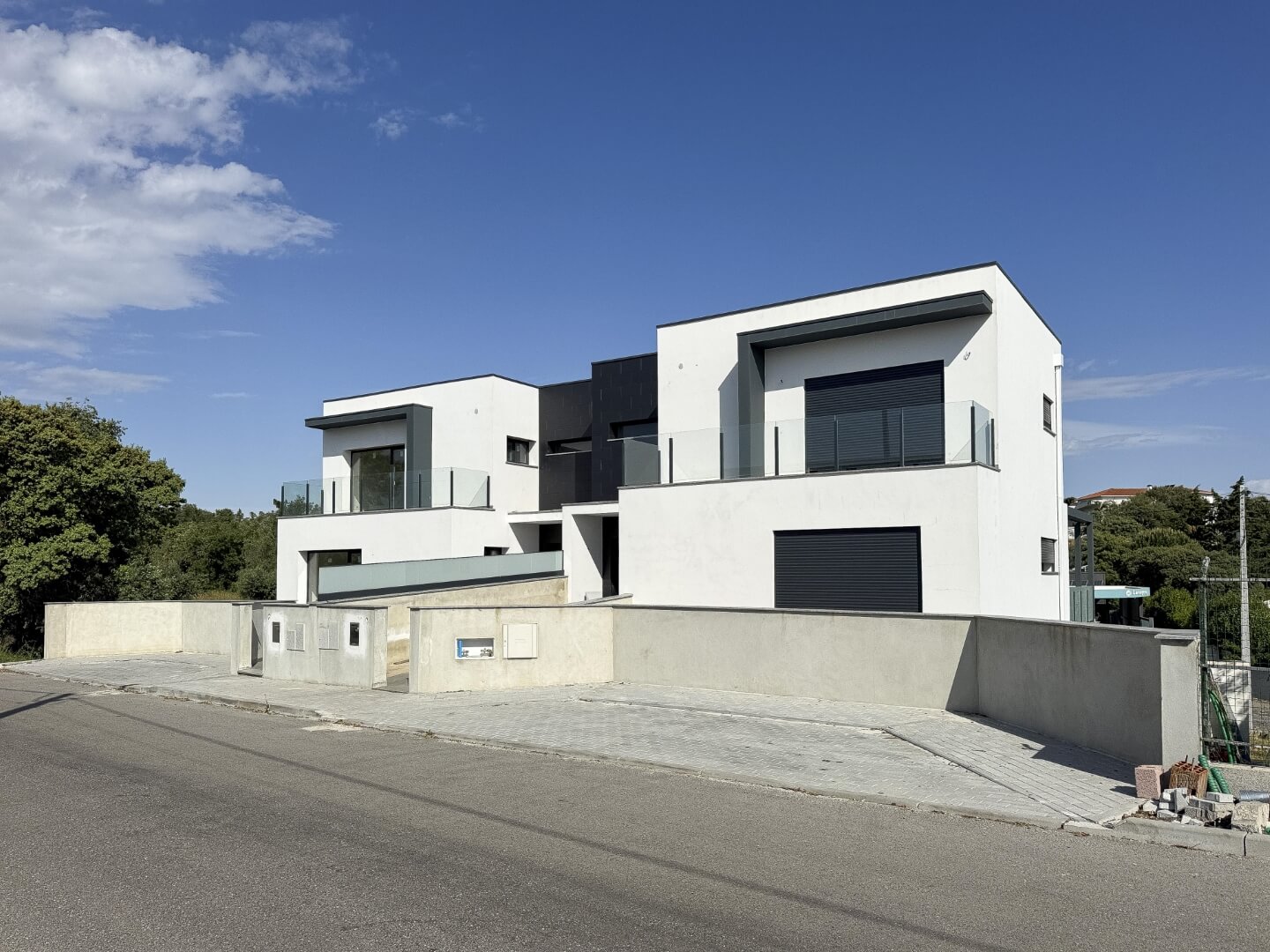 Moradia T4 nova em fase final de acabamentos em Pedrome, Leiria