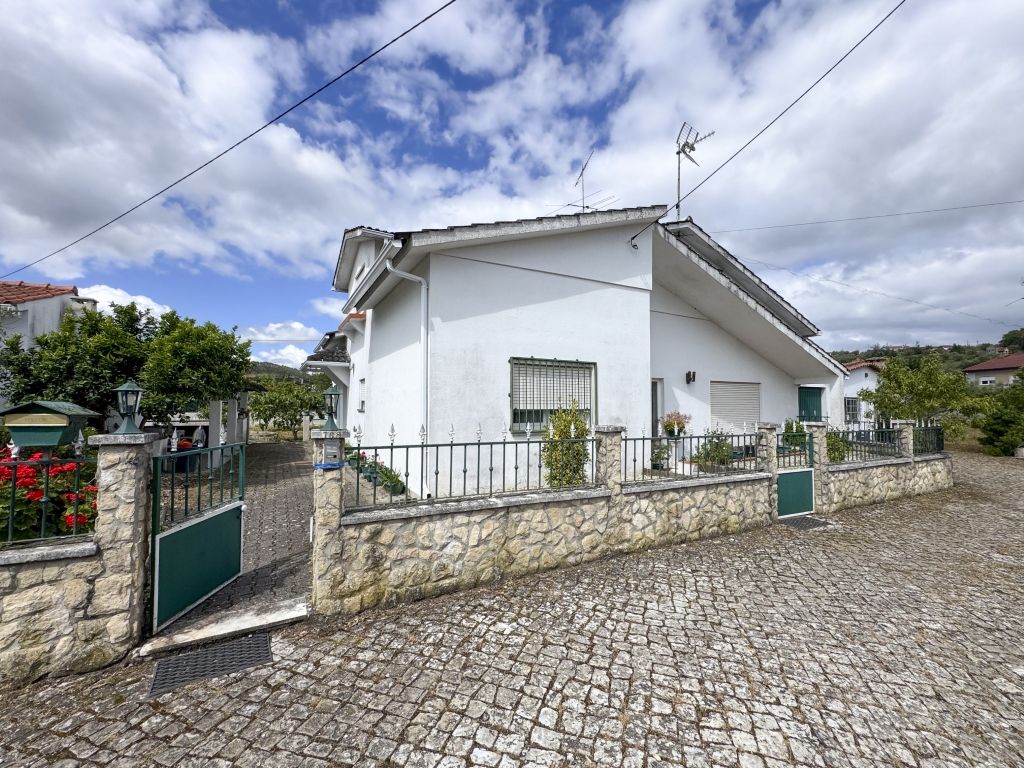 Moradia T4 em São Sebastião / Ourém